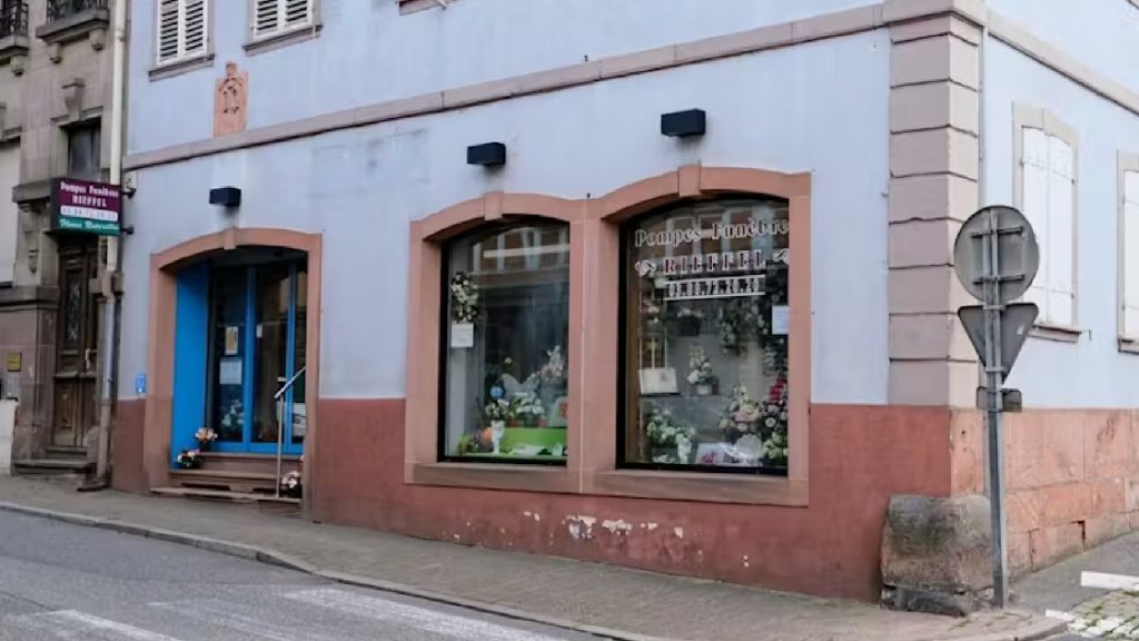 Urnes, plaques, fleurs : trouvez tout dans notre espace funéraire à Pfaffenhoffen dans le Val-de-Moder